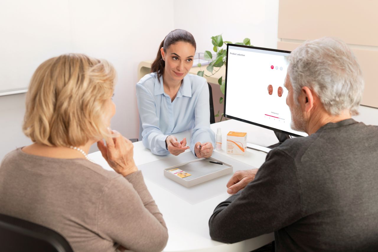 Una coppia durante una consulenza Amplifon