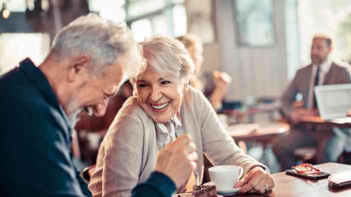 Couple prend un café