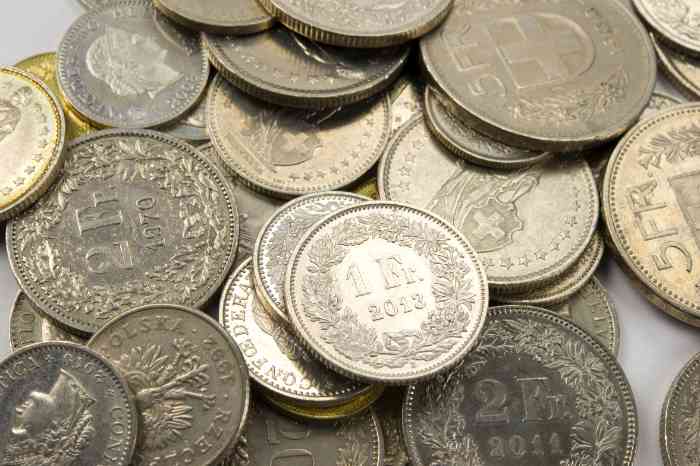 Des pièces de monnaie de franc suisse