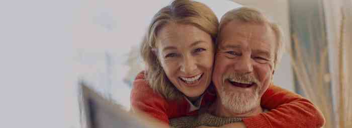 Man en vrouw lachen samen