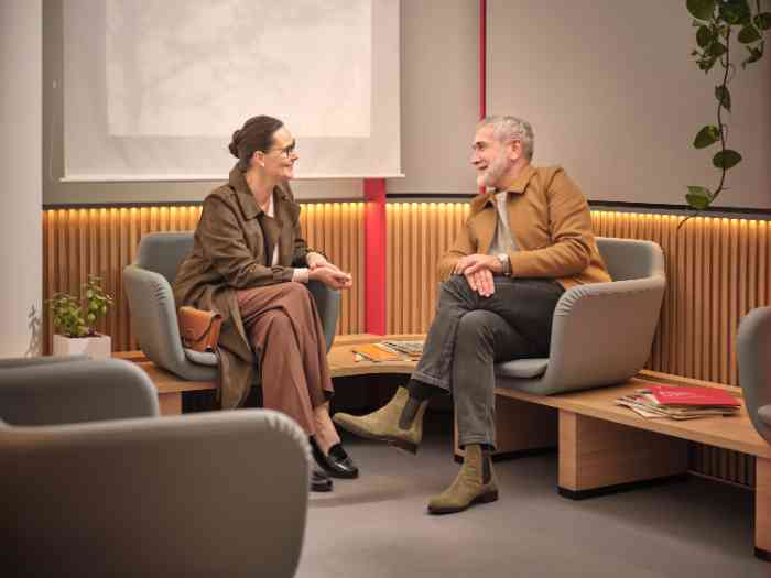 Audiologiste montrant un appareil auditif à une cliente