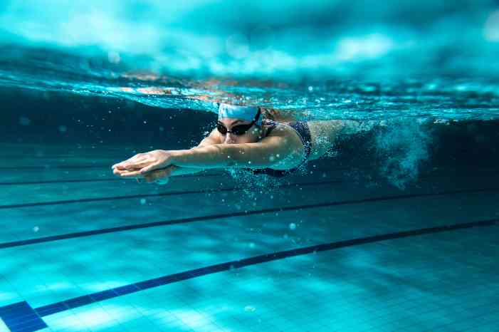Femme nageant dans une piscine
