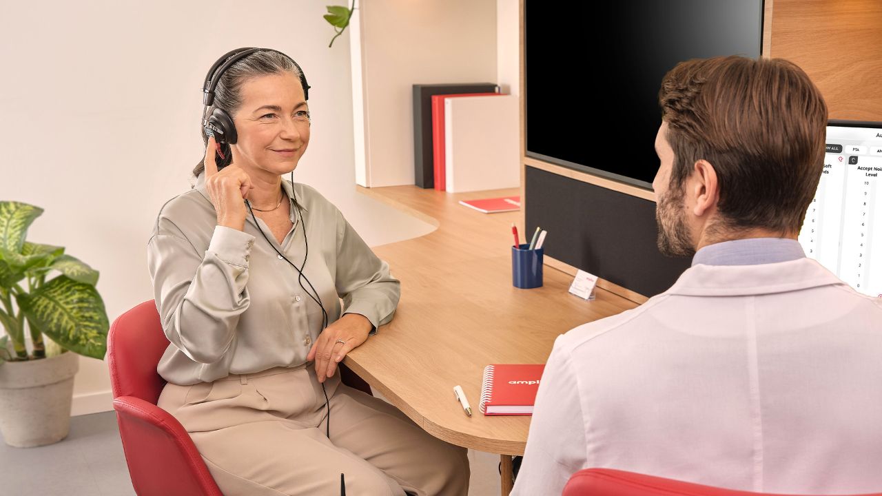 Cliente effectuant un test auditif en magasin