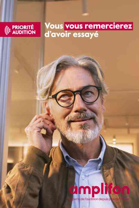 Homme avec appareil auditif