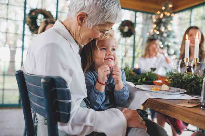 Eine Oma mit Hörgerät spielt mit ihrer Enkelin in einem Restaurant