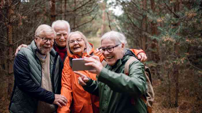 Tre anziani si fanno un selfi enel bosco