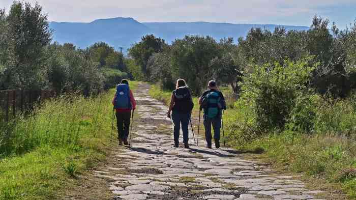 Tre persone che camminano