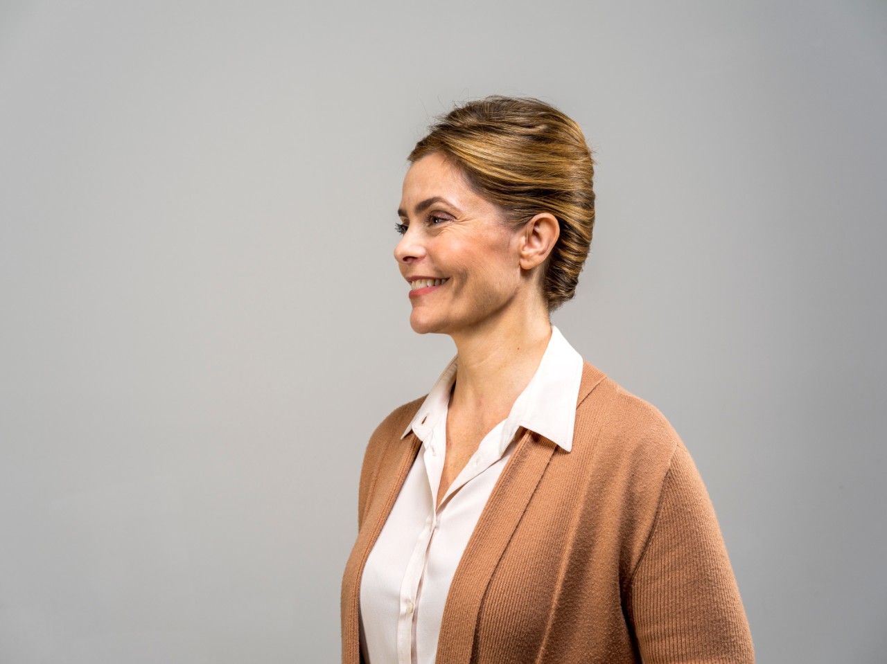 Femme avec aide auditive
