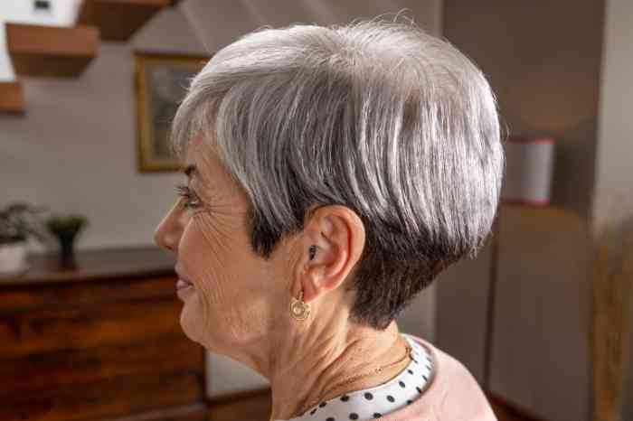 Donna profilo orecchio sinistro con apparecchio acustico