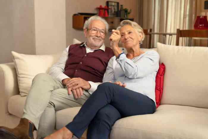 Couple assis paisiblement sur un canapé