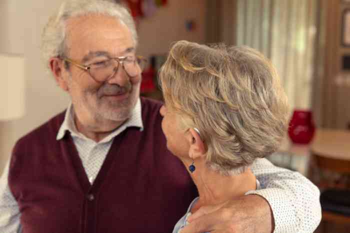 Couple se regardant dans les yeux