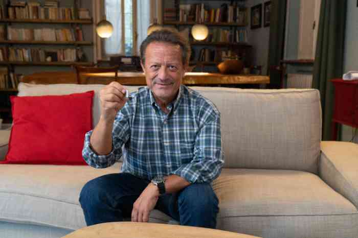 Mann mit Ampli-Energy-Hörgeräten