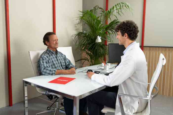 Ein Audiologe während eines Beratungsgesprächs bei Amplifon