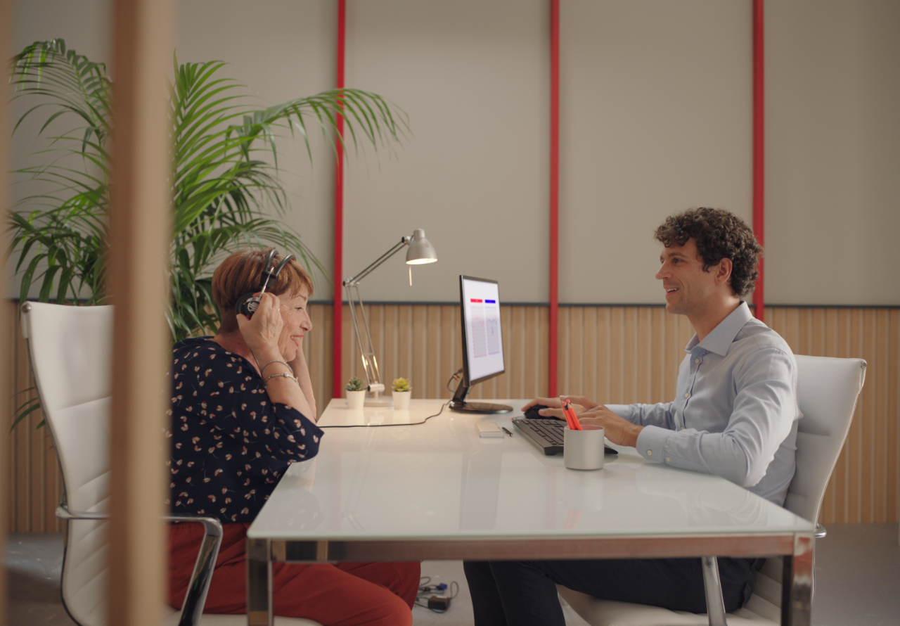 eine Frau macht einen Hörtest bei amplifon