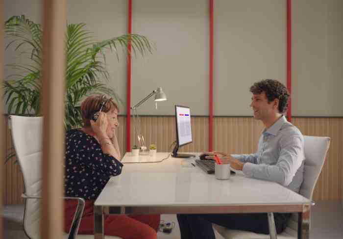 Eine Frau macht den Test bei Amplifon