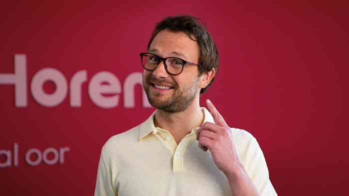 Mann in einer Amplifon-Klinik