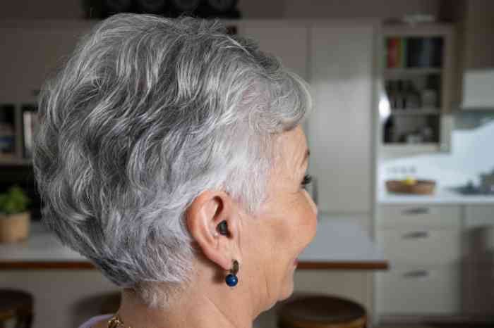 Un spécialiste d'Amplifon s'entretient avec des clients