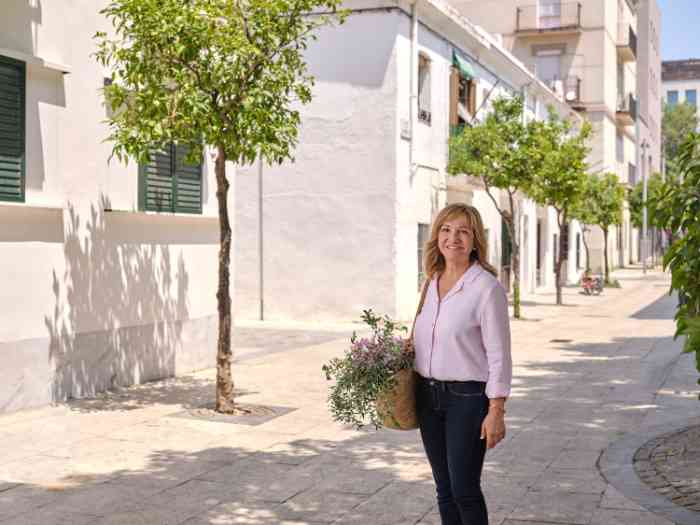 eine Frau mit einem Korb voller Blumen