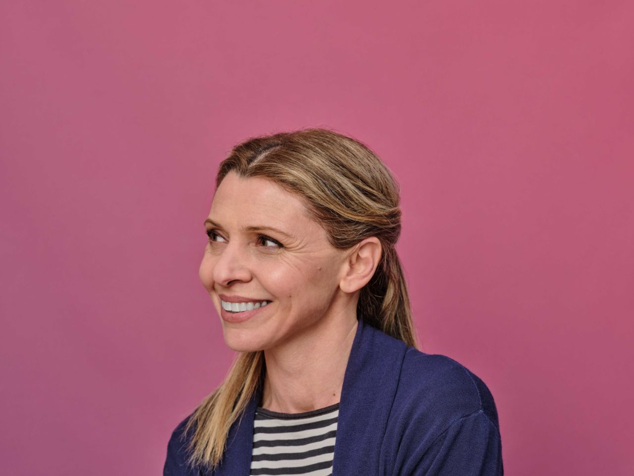Femme de profil souriante