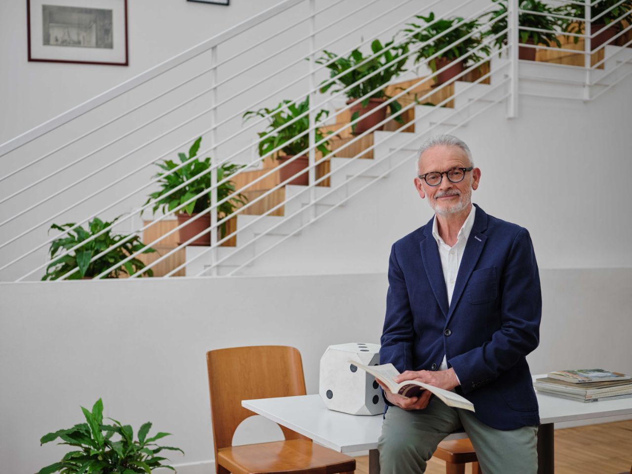 Homme avec un livre à la main