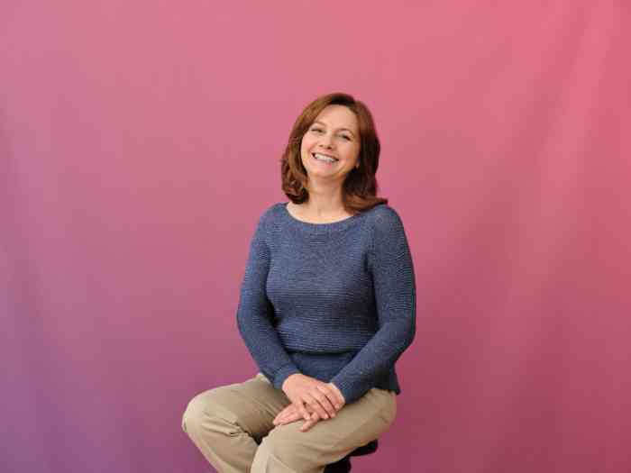 Bambina che indossa impianto cocleare a scuola