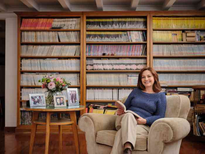 Sitzende Frau beim Lesen