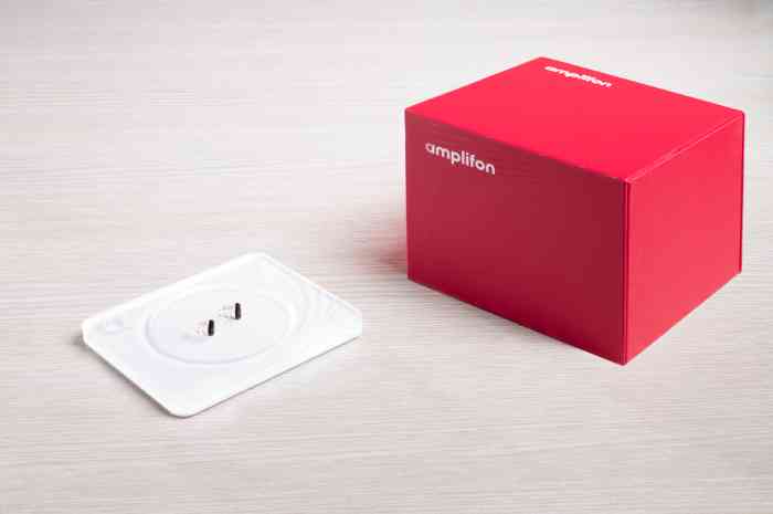 Uomo con apparecchi acustici RIC