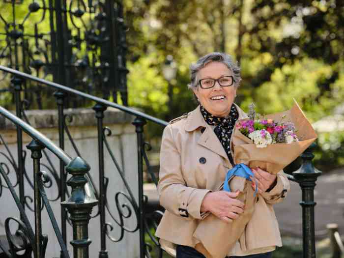 eine Frau mit einem Blumenstrauß
