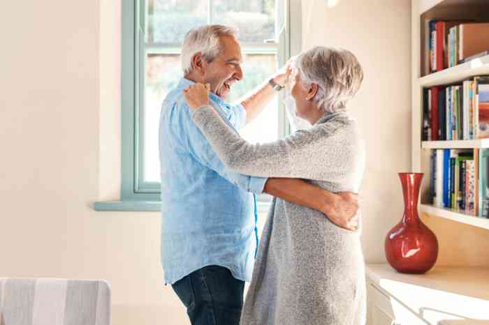 eine Frau mit Kopfhörern von Amplifon