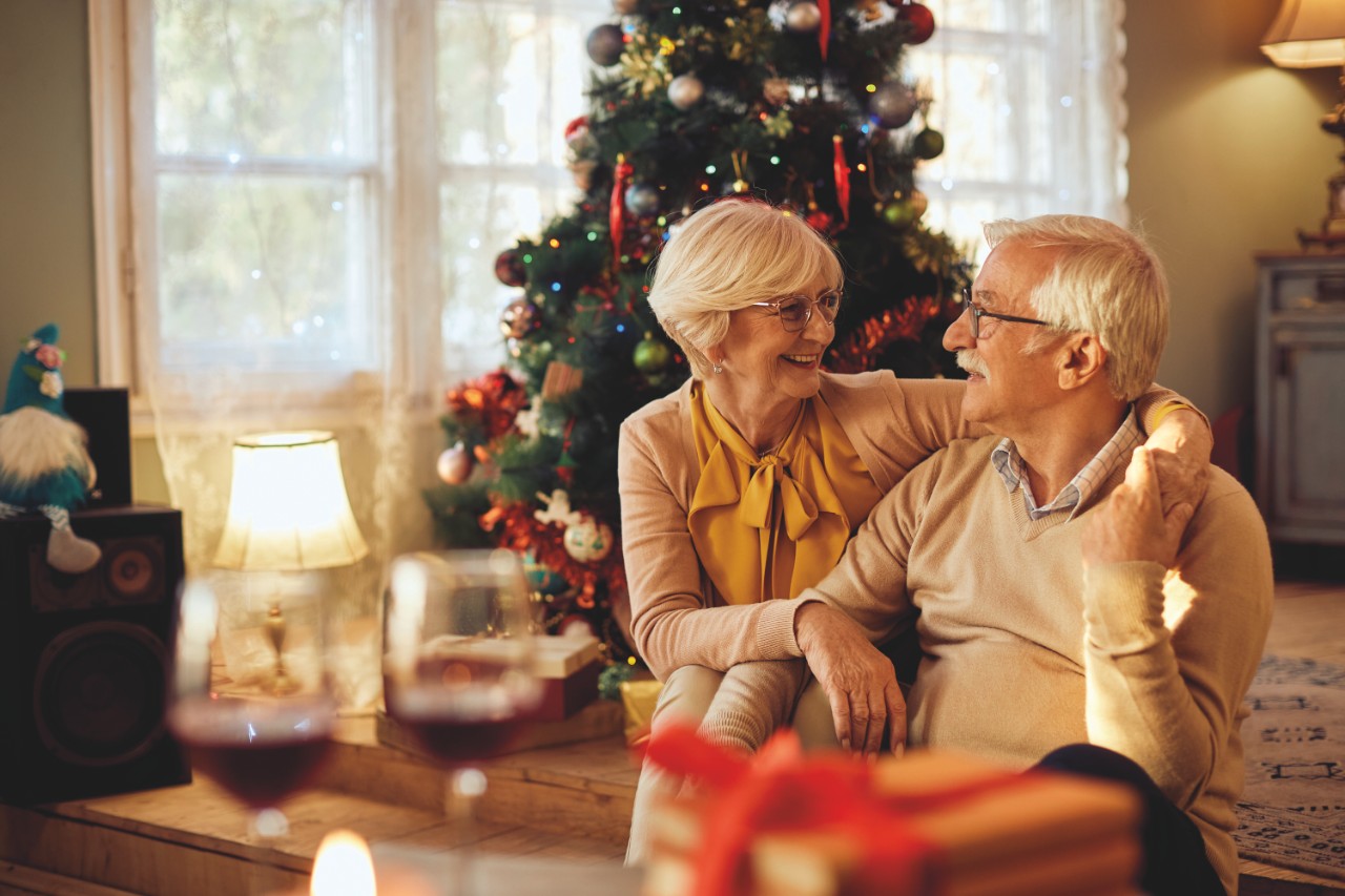 Couple de seniors assis dans leur salon