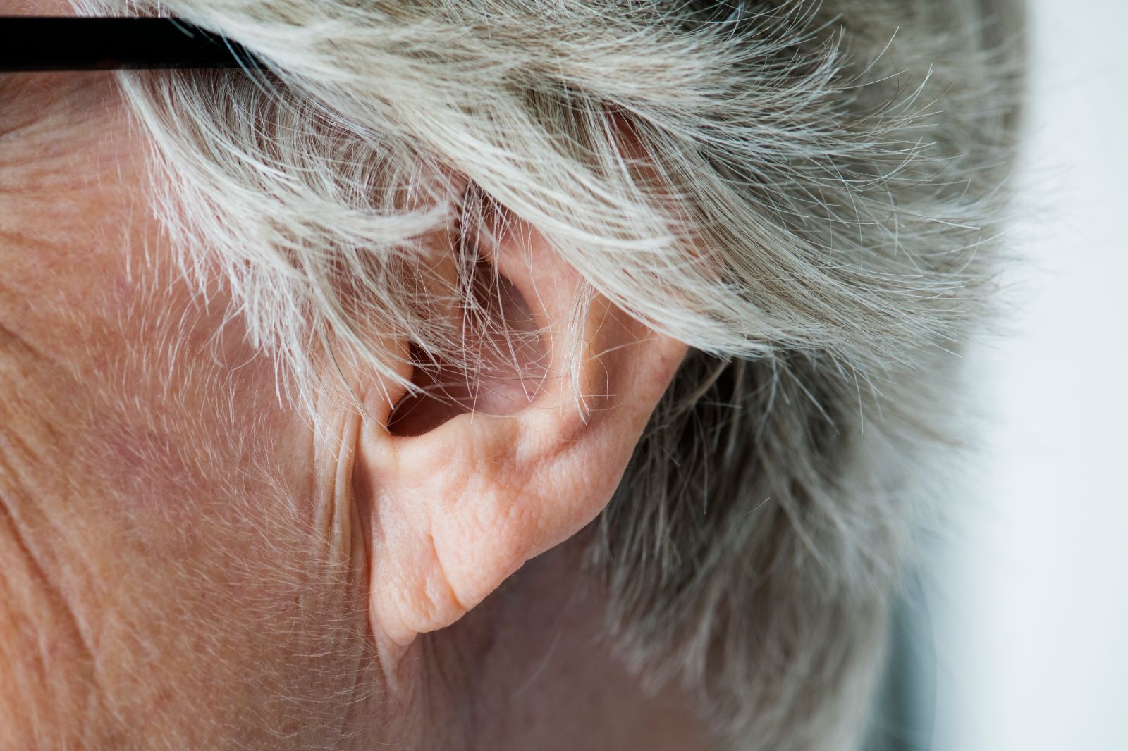 Lavage Médical Des Oreilles Avec De L'eau Dans Une Grosse Seringue