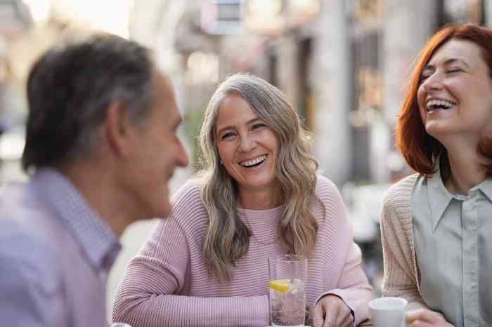 Menschen, die zusammen trinken
