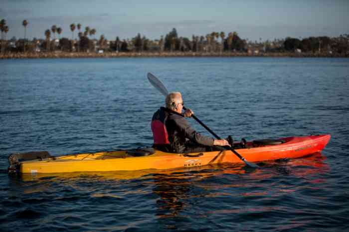 Homme en kayak de mer