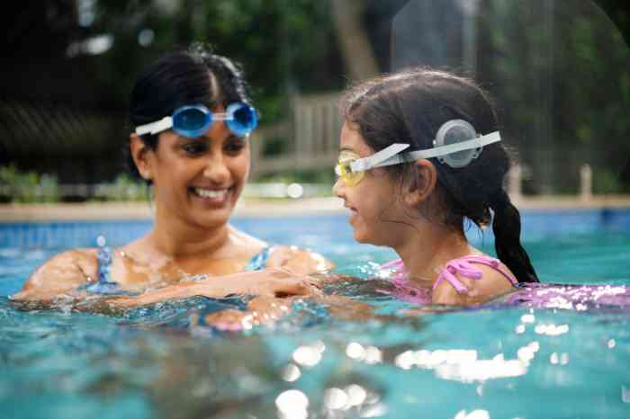 Fillette nage avec sa mère