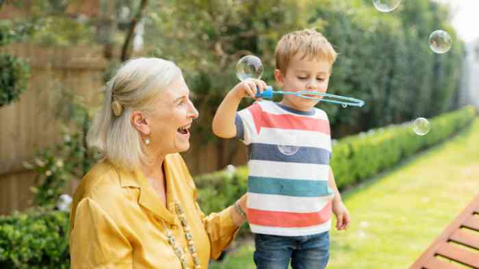 Femme joue avec petit-fils