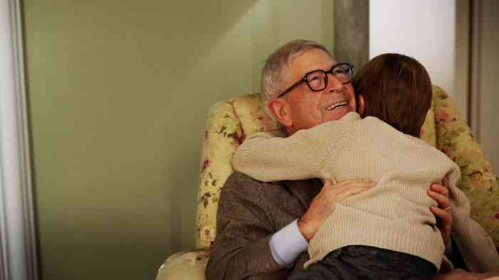 Abbraccio nonno nipote