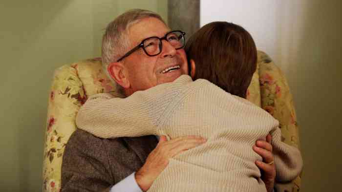 Abbraccio nonno nipote